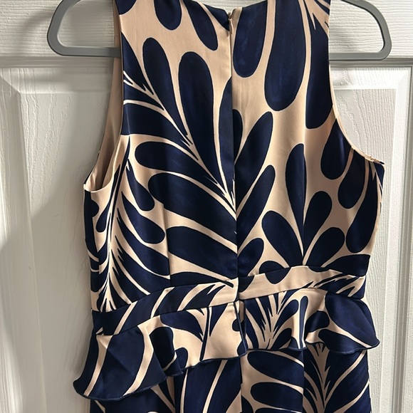 Beautiful print sleeveless dress with detailing at the waist - Picture 5 of 6